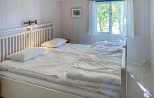 Rúm í herbergi á Beautiful Home In Tranås With Lake View