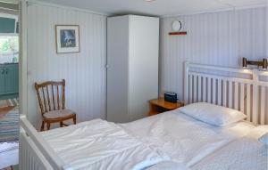 Rúm í herbergi á Beautiful Home In Tranås With Lake View