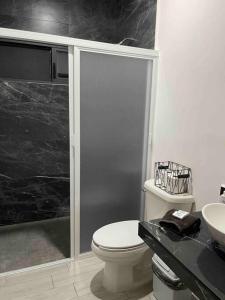 une salle de bain avec une douche, des toilettes et un lavabo dans l'établissement Departamento amueblado en Altabrisa, à Mérida