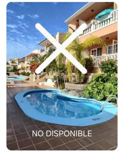 No darse un chapuzón en una piscina frente a una casa en Orion, en Puerto Naos