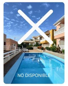 Una piscina con un cartel de hacha encima en Orion, en Puerto Naos 9 fotos más