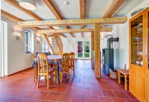 eine Küche und ein Esszimmer mit Tisch und Stühlen in der Unterkunft Gartenhaus am Schwanenteich in Lassan