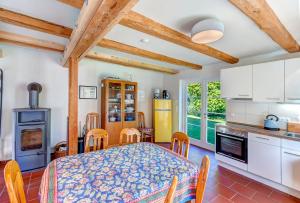 eine Küche und ein Esszimmer mit Tisch und Stühlen in der Unterkunft Gartenhaus am Schwanenteich in Lassan + 18 Fotos