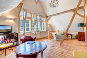 ein Wohnzimmer mit Tisch und Stühlen in der Unterkunft Gartenhaus am Schwanenteich in Lassan