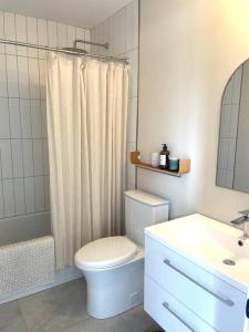 un bagno bianco con un water e un lavandino di Évasion nature condo lumineux 5 min du Mt- Orford a Orford
