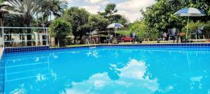 Bazén v ubytování Pousada Cantinho do Sossego Paraty tem Piscina com Vista pra Montanha, Salão de Jogos, Café da Manhã, Estacionamento, Gerador de Energia, Próximo as principais Praias, Ilhas e Cachoeiras nebo v jeho okolí