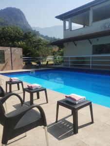 Bazén v ubytování Pousada Cantinho do Sossego Paraty tem Piscina com Vista pra Montanha, Salão de Jogos, Café da Manhã, Estacionamento, Gerador de Energia, Próximo as principais Praias, Ilhas e Cachoeiras nebo v jeho okolí
