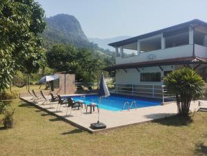 Bazén v ubytování Pousada Cantinho do Sossego Paraty tem Piscina com Vista pra Montanha, Salão de Jogos, Café da Manhã, Estacionamento, Gerador de Energia, Próximo as principais Praias, Ilhas e Cachoeiras nebo v jeho okolí