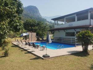 Bazén v ubytování Pousada Cantinho do Sossego Paraty tem Piscina com Vista pra Montanha, Salão de Jogos, Café da Manhã, Estacionamento, Gerador de Energia, Próximo as principais Praias, Ilhas e Cachoeiras nebo v jeho okolí