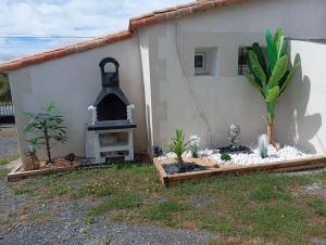 En have udenfor Gite maison Simon 30' Puy du Fo climatisé