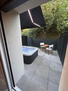 Πισίνα στο ή κοντά στο La terrasse abritée et son spa