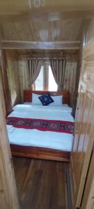 En eller flere senge i et værelse på Suoi Hoa Villa Homestay