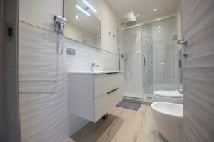 キアーヴァリにある243b - Appartamento Mignon - Sara Home Chiavari, 200metri dal Mareの洗面台とトイレを備えた白いバスルーム +29枚の写真