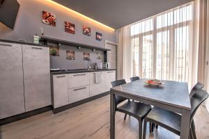 キアーヴァリにある243b - Appartamento Mignon - Sara Home Chiavari, 200metri dal Mareの部屋にテーブルと椅子のあるキッチン