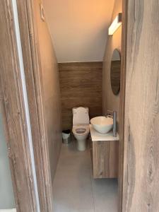 Bilik mandi di Limassol Urban Beach Retreat- 500m from the beach +10 gambar