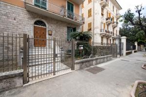 キアーヴァリにある243b - Appartamento Mignon - Sara Home Chiavari, 200metri dal Mareの門付きの建物前の柵