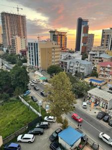una ciudad con coches aparcados en un estacionamiento en Seaview studio apartment, en Gonio 2 fotos más