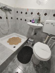 Koupelna v ubytování Heli budget condo + 27 fotografií