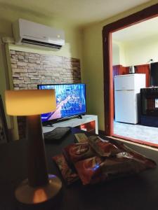 Televízia a/alebo spoločenská miestnosť v ubytovaní Heli budget condo