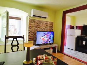 Televízia a/alebo spoločenská miestnosť v ubytovaní Heli budget condo