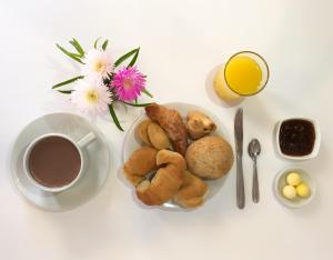 una mesa con un plato de comida y una taza de café en Hotel La Casona, en La Paloma