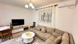 TV a/nebo společenská místnost v ubytování Kruja Retreat