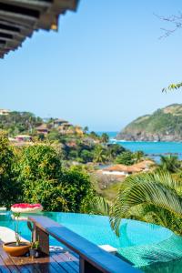 una piscina con vista sull'oceano di Villa Vermelha Ocean View a Búzios