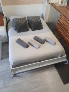 a bed with two pillows on it in a room at Cosy & Charming logement moderne proche Paris in Arcueil