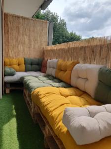 a group of couches sitting on a patio at Cosy & Charming logement moderne proche Paris in Arcueil