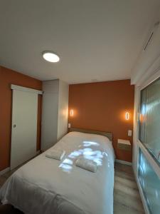 Ένα ή περισσότερα κρεβάτια σε δωμάτιο στο Studio rez de chaussée avec terrasse centre thermal et touristique - Casa Amnéville