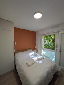 Ένα ή περισσότερα κρεβάτια σε δωμάτιο στο Studio rez de chaussée avec terrasse centre thermal et touristique - Casa Amnéville