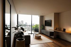 Μια τηλεόραση ή/και κέντρο ψυχαγωγίας στο Kiin Living- "Child-free coliving"