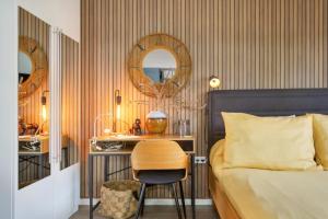 a bedroom with a bed and a table and a chair at Acogedor estudio en la laguna in La Laguna