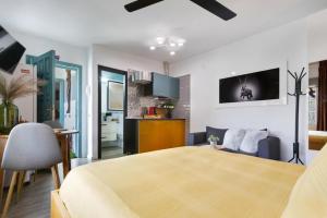 a bedroom with a large bed and a kitchen at Acogedor estudio en la laguna in La Laguna