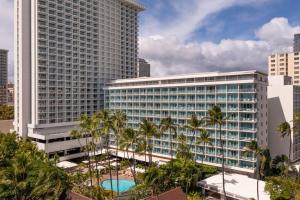 Bazén v ubytování Sheraton Princess Kaiulani Waikiki Beach nebo v jeho okolí