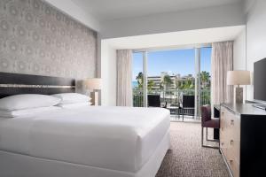 Postel nebo postele na pokoji v ubytování Sheraton Princess Kaiulani Waikiki Beach