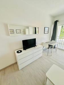ein Wohnzimmer mit einem Flachbild-TV auf einer Kommode in der Unterkunft Apartamento Eureka Costa Del Silencio in Costa Del Silencio + 3 Fotos