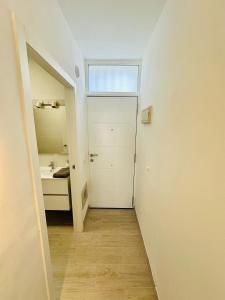 einen Flur mit Tür zum Bad in der Unterkunft Apartamento Eureka Costa Del Silencio in Costa Del Silencio