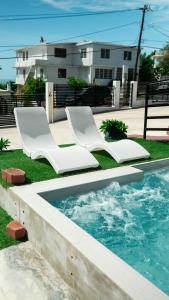 Bazen u ili blizu objekta Faro Escondido Pool & Jacuzzi Ocean View by BioBay