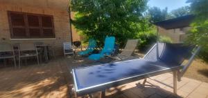 a grill in a yard with chairs and a table at La Casa delle Ciliegie in Assisi