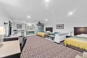Postel nebo postele na pokoji v ubytování Super 8 by Wyndham McAllen-Downtown-Airport-LA Plaza Mall
