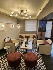 Una sala de estar con sofás y una mesa y sillas. en Dareyn Boutique, en Estambul