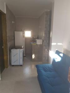un soggiorno con un divano blu e una cucina di Casa Mojo - 1 Bedroom modern House a Dahab Altre 7 foto