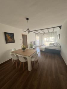 un soggiorno con tavolo e letto di Casa Emma a Burriana