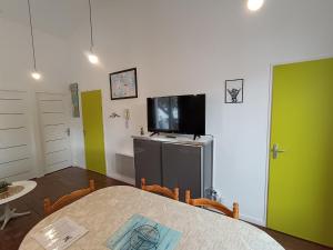 Televízia a/alebo spoločenská miestnosť v ubytovaní Appartement Saint Palais sur Mer à 100 mètres de la plage
