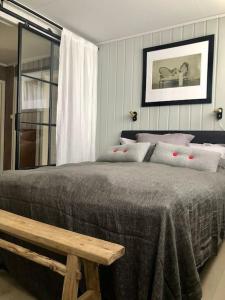 Un pat sau paturi într-o cameră la Et helt hus med utsikt! 10 min fra Trondheim sentrum