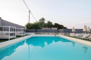 Bazén v ubytování Pontikonisi Hotel & Suites nebo v jeho okolí