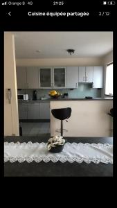 Kuchyň nebo kuchyňský kout v ubytování Chambre privée dans une grande maison