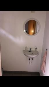 Koupelna v ubytování Chambre privée dans une grande maison