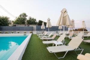 Bazén v ubytování Pontikonisi Hotel & Suites nebo v jeho okolí